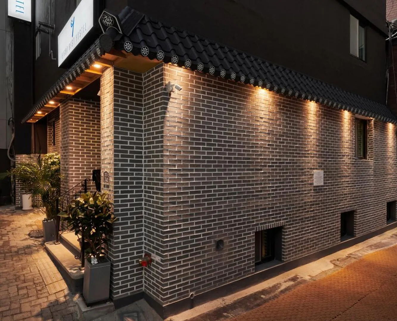 Eight Rest Hostel Myeongdong contacts